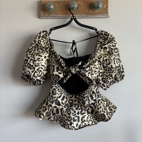 Lulu's Leopard Print Puff Sleeve Blouse - Picture 3 of 5